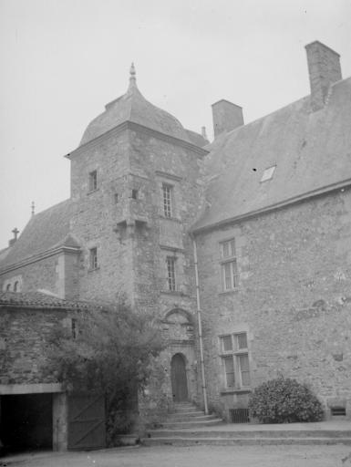 Le château de la Chabotterie, à Saint-Sulpice-le-Verdon : façades (vues 1-2), cuisine (vue 3).